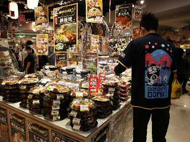 店内調理により日本食メニューの総菜が店頭に並ぶ