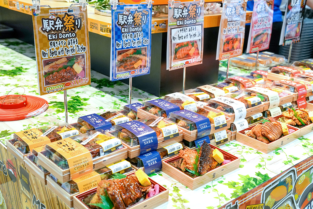 店内調理により日本食メニューの総菜が店頭に並ぶ