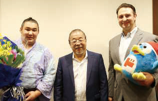 モンゴル出身で安田奨学財団の卒業生の欧勝馬関と鳴戸親方が同財団を来訪